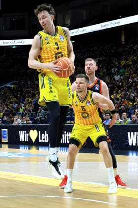 DEU, easyCredit BBL, ALBA vs Rasta Vechta 17 05 2026, Uber Arena, Berlin, DEU, easyCredit BBL, ALBA vs Rasta Vechta in the picture Alex OÕConnell ALBA Berlin 3 , Martin Hermannsson ALBA Berlin 15 , Luc van Slooten RASTA Vechta 6 nordphotoxGmbHx xEngler nph00076