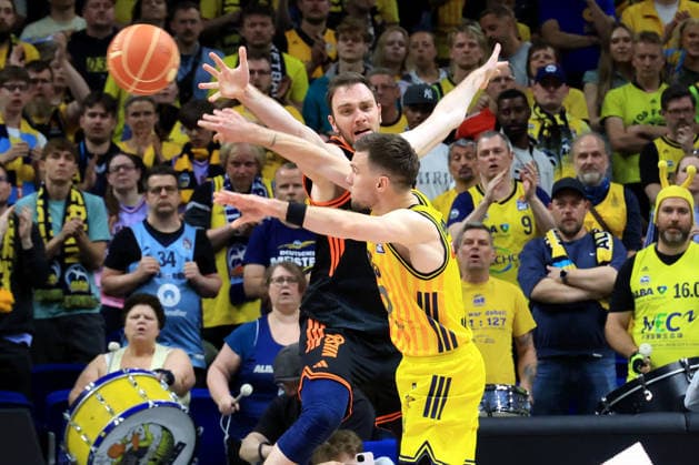 DEU, easyCredit BBL, ALBA vs Rasta Vechta 17 05 2026, Uber Arena, Berlin, DEU, easyCredit BBL, ALBA vs Rasta Vechta in the picture Martin Hermannsson ALBA Berlin 15 , Philipp Herkenhoff RASTA Vechta 14 nordphotoxGmbHx xEngler nph00076