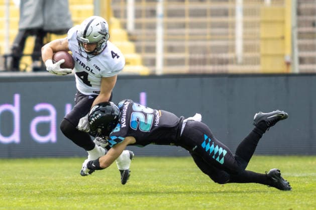 Eric Koehncke (Munich Ravens, 28)tackles Marco Schneider (Raiders Tirol, 04) who runs the ball Munich Ravens vs Raiders Tirol, American Football, European Football Alliance (EFA), Week 1, 2026, 17.05.2026, Munich Grünwalder Stadion Munich Germany Copyright: xFootxBowl BjörnxKeckerx