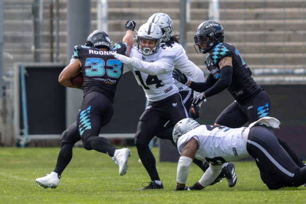 Justin Rodney (Munich Ravens, 33) run the ball and uses a stiff arm against Milan Faby (Raiders Tirol, 14) Munich Ravens vs Raiders Tirol, American Football, European Football Alliance (EFA), Week 1, 2026, 17.05.2026, Munich Grünwalder Stadion Munich Germany Copyright: xFootxBowl BjörnxKeckerx