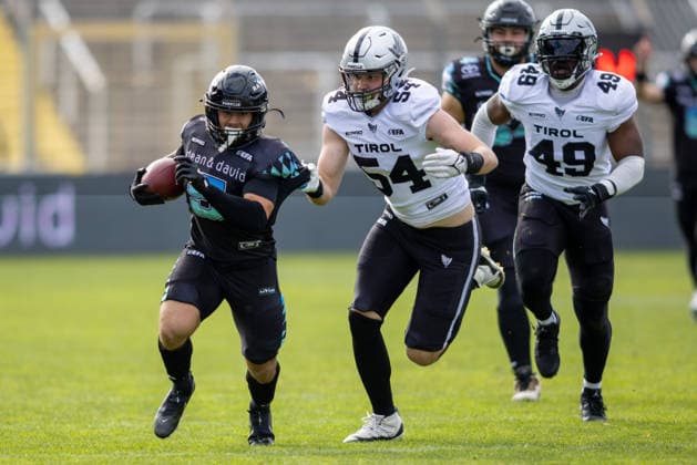 Felix Salonen (Raiders Tirol, 54) holds Justus Seelig (Munich Ravens, 05) who runs with the ball Munich Ravens vs Raiders Tirol, American Football, European Football Alliance (EFA), Week 1, 2026, 17.05.2026, Munich Grünwalder Stadion Munich Germany Copyright: xFootxBowl BjörnxKeckerx