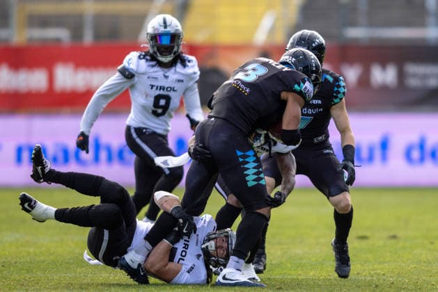 Mato Beglarian (Raiders Tirol, 27) tackles Malik Stanley (Munich Ravens, 03) Munich Ravens vs Raiders Tirol, American Football, European Football Alliance (EFA), Week 1, 2026, 17.05.2026, Munich Grünwalder Stadion Munich Germany Copyright: xFootxBowl BjörnxKeckerx