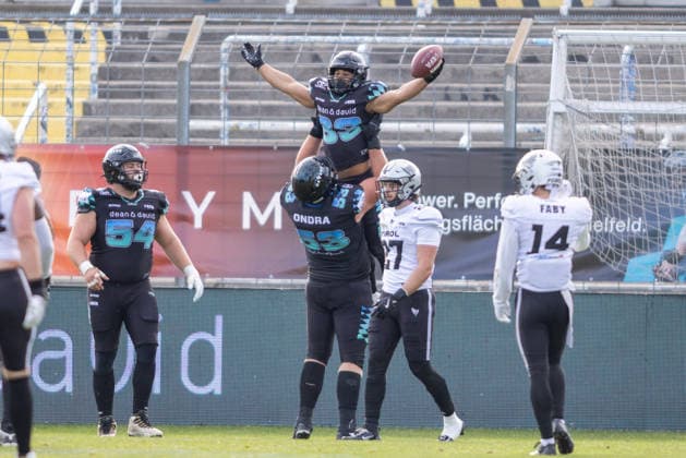 Dominik Ondra (Munich Ravens, 53)and Justin Rodney (Munich Ravens, 33) Jubel, Celebration, Freude, Emotion, Feier Munich Ravens vs Raiders Tirol, American Football, European Football Alliance (EFA), Week 1, 2026, 17.05.2026, Munich Grünwalder Stadion Munich Germany Copyright: xFootxBowl BjörnxKeckerx