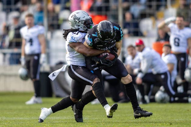 Jaron Wilson (Raiders Tirol, 21)tackles Louis Geyer (Munich Ravens, 07) Munich Ravens vs Raiders Tirol, American Football, European Football Alliance (EFA), Week 1, 2026, 17.05.2026, Munich Grünwalder Stadion Munich Germany Copyright: xFootxBowl BjörnxKeckerx