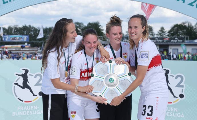 Sand , Soccer 2 Bundesliga , SC Sand vs VfB Stuttgart women , from left Tamar Dongus Joy Castor Gillian Castor Fabienne Dongus VFB with championship trophy