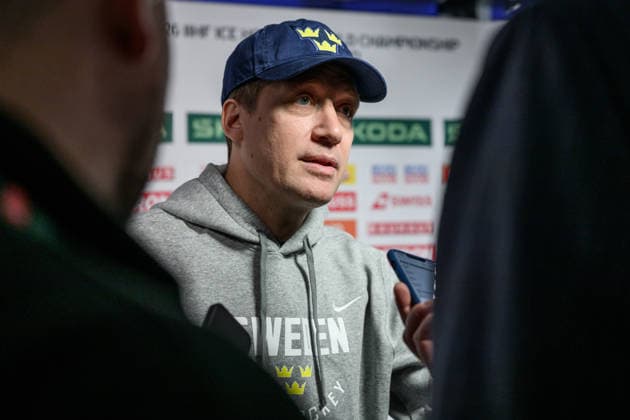 260518 Head coach Sam Hallam of Sweden speaks to media in the mixed zone after a practice session during the 2026 IIHF Ice Hockey World Championship on May 18, 2026 in Fribourg Photo Jesper Zerman BILDBYRAN kod JZ JZ0717 ishockey ice hockey ishockey vm 2026 vm 2026 iihf world championship träning practice sverige sweden day 4 bbeng  Copyright: JESPERxZERMAN BB260518JZ002
