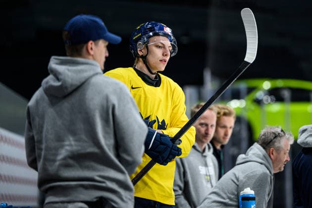 260518 Jack Berglund of Sweden at a practice session during the 2026 IIHF Ice Hockey World Championship on May 18, 2026 in Fribourg Photo Jesper Zerman BILDBYRAN kod JZ JZ0717 ishockey ice hockey ishockey vm 2026 vm 2026 iihf world championship träning practice sverige sweden day 4 bbeng  Copyright: JESPERxZERMAN BB260518JZ028