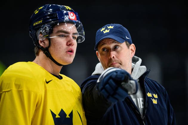 260518 Anton Frondell and Assistant coach Stefan Klockare of Sweden at a practice session during the 2026 IIHF Ice Hockey World Championship on May 18, 2026 in Fribourg Photo Jesper Zerman BILDBYRAN kod JZ JZ0717 ishockey ice hockey ishockey vm 2026 vm 2026 iihf world championship träning practice sverige sweden day 4 bbeng  Copyright: JESPERxZERMAN BB260518JZ033