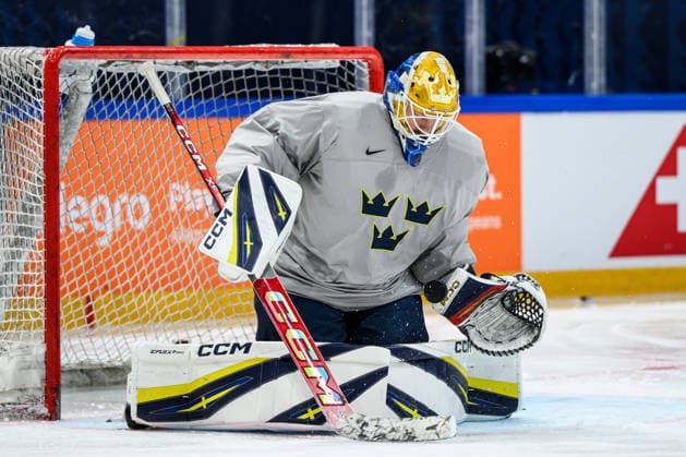 260518 goaltender Arvid Söderblom of Sweden at a practice session during the 2026 IIHF Ice Hockey World Championship on May 18, 2026 in Fribourg Photo Jesper Zerman BILDBYRAN kod JZ JZ0717 ishockey ice hockey ishockey vm 2026 vm 2026 iihf world championship träning practice sverige sweden day 4 bbeng  Copyright: JESPERxZERMAN BB260518JZ036