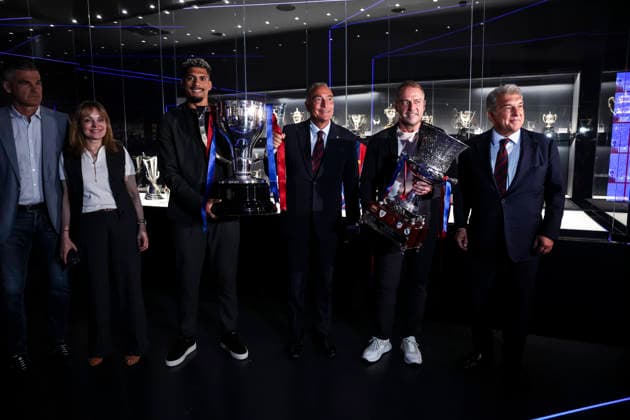 May 18, 2026, Barcelona, Barcelona, SPAIN: Ronald Araujo, Hansi Flick, Joan Laporta and Rafa Yuste, President of FC Barcelona, Barca during ceremony to present the championship trophies won by FC Barcelona in LaLiga EA Sports and the Spanish Super Cup, held at the club s museum on May 18, 2026 in Barcelona, Spain. Barcelona SPAIN - ZUMAa181 20260518_zaa_a181_012 Copyright: xJavierxBorregox