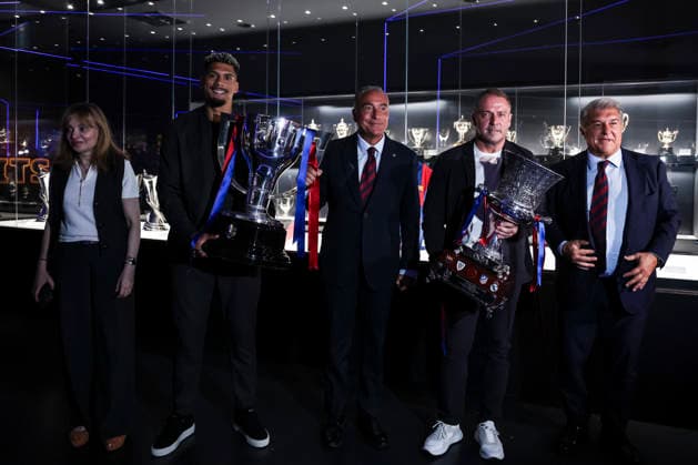 May 18, 2026, Barcelona, Barcelona, SPAIN: Ronald Araujo, Hansi Flick, Joan Laporta and Rafa Yuste, President of FC Barcelona, Barca during ceremony to present the championship trophies won by FC Barcelona in LaLiga EA Sports and the Spanish Super Cup, held at the club s museum on May 18, 2026 in Barcelona, Spain. Barcelona SPAIN - ZUMAa181 20260518_zaa_a181_014 Copyright: xJavierxBorregox