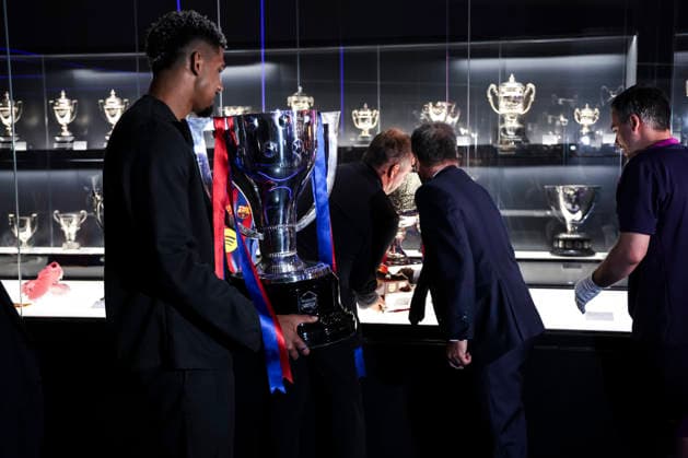 May 18, 2026, Barcelona, Barcelona, SPAIN: Ronald Araujo and Hansi Flick of FC Barcelona, Barca during ceremony to present the championship trophies won by FC Barcelona in LaLiga EA Sports and the Spanish Super Cup, held at the club s museum on May 18, 2026 in Barcelona, Spain. Barcelona SPAIN - ZUMAa181 20260518_zaa_a181_016 Copyright: xJavierxBorregox