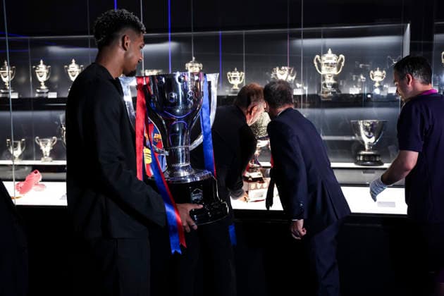 May 18, 2026, Barcelona, Barcelona, SPAIN: Ronald Araujo and Hansi Flick of FC Barcelona, Barca during ceremony to present the championship trophies won by FC Barcelona in LaLiga EA Sports and the Spanish Super Cup, held at the club s museum on May 18, 2026 in Barcelona, Spain. Barcelona SPAIN - ZUMAa181 20260518_zaa_a181_017 Copyright: xJavierxBorregox