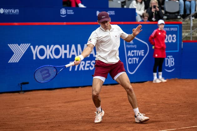 HAMBURG, GERMANY - MAY 18: Alex de Minaur of Australia plays a forehand shot to Francisco Cerundolo during their Men s Singles Round One match at the Bitpanda Hamburg Open on May 18, 2026 in Hamburg, Germany. Credit: Andy Astfalck NurPhoto Germany Copyright: xAndyxAstfalckx