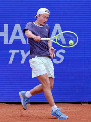 Max Schoenhaus Germany controls the ball, Bitpanda Hamburg Open, Bitpanda Hamburg Open, Rothenbaum, May 18, 2026 in Hamburg, Germany Photo by Marco Steinbrenner DeFodi Images Max Schoenhaus Germany controls the ball, Bitpanda Hamburg Open, Bitpanda Hamburg Open, Rothenbaum, May 18, 2026 in Hamburg, Germany Photo by Marco Steinbrenner DeFodi Images