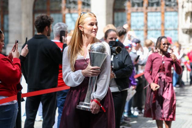 Glodis Perla Viggosdottir FC Bayern Muenchen, 04 with the DFB Cup, GER, Reception of the FC Bayern Muenchen women in the town hall and championship celebration at Marienplatz, 18 05 2026, GER, Reception of the FC Bayern Muenchen women in the town hall and championship celebration at Marienplatz, 18 05 2026 Muenchen Copyright: xEibner-Pressefoto JennixMaulx EP_JML