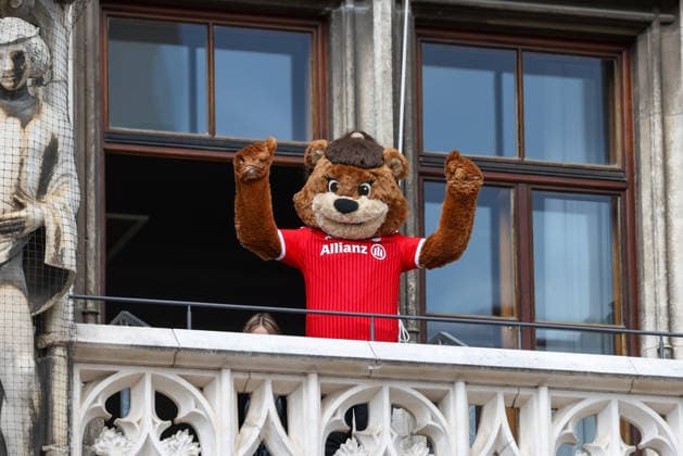 Mascot Mia on the town hall balcony, GER, Reception of the FC Bayern Muenchen women at the town hall and championship celebration at Marienplatz, 18 05 2026, GER, Reception of the FC Bayern Muenchen women at the town hall and championship celebration at Marienplatz, 18 05 2026 Muenchen Copyright: xEibner-Pressefoto JennixMaulx EP_JML