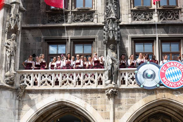 The FC Bayern Muenchen womens team on the town hall balcony, GER, FC Bayern Muenchen womens reception at the town hall and championship celebration at Marienplatz, 18 05 2026, GER, FC Bayern Muenchen womens reception at the town hall and championship celebration at Marienplatz, 18 05 2026 Muenchen Copyright: xEibner-Pressefoto JennixMaulx EP_JML