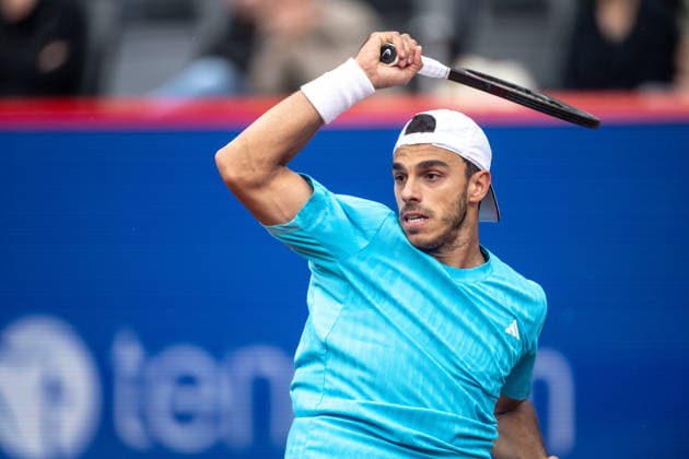 HAMBURG, GERMANY - MAY 18: Francisco Cerundolo of Argentina plays a forehand shot to opponent Alex de Minaur of Australia during their Men s Singles Round One match at the Bitpanda Hamburg Open on May 18, 2026 in Hamburg, Germany. Credit: Andy Astfalck NurPhoto Germany Copyright: xAndyxAstfalckx