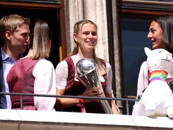Fussball, Frauen, Bundesliga, Saison 2025 2026, FC Bayern München,Frauen, Doublefeier, Rathausbalkon, Marienplatz Klara Bühl Buehl (FC Bayern München) mit dem DFB-Pokal auf dem Rathausbalkon