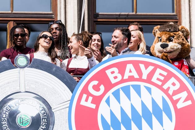 MUNICH, GERMANY - MAY 18: Kakounan Bernadette Amani (FC Bayern Muenchen, 15), Natalia Padilla Bidas (FC Bayern Muenchen, 23), Lena Oberdorf (FC Bayern Muenchen, 8), Jose Barcala (Head Coach FC Bayern Muenchen) during the Meisterfeier of FC Bayern Muenchen women at Marienplatz on May 18, 2026 in Munich, Germany. Bavaria Germany Copyright: xSteffiexWunderlx