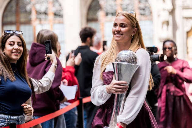 MUNICH, GERMANY - MAY 18: Glodis Perla Viggosdottir (FC Bayern Muenchen, 4) carrying the DFB Pokal during the Meisterfeier of FC Bayern Muenchen women at Marienplatz on May 18, 2026 in Munich, Germany. Bavaria Germany Copyright: xSteffiexWunderlx
