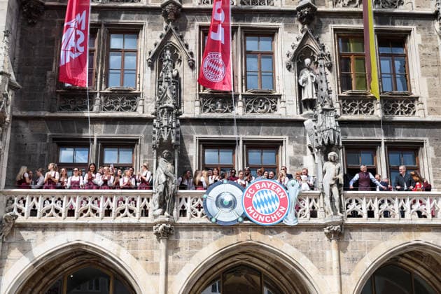 The FC Bayern Muenchen womens team on the town hall balcony, GER, FC Bayern Muenchen womens reception at the town hall and championship celebration at Marienplatz, 18 05 2026, GER, FC Bayern Muenchen womens reception at the town hall and championship celebration at Marienplatz, 18 05 2026 Muenchen Copyright: xEibner-Pressefoto JennixMaulx EP_JML
