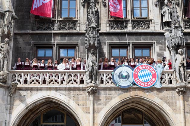 The FC Bayern Muenchen womens team on the town hall balcony, GER, FC Bayern Muenchen womens reception at the town hall and championship celebration at Marienplatz, 18 05 2026, GER, FC Bayern Muenchen womens reception at the town hall and championship celebration at Marienplatz, 18 05 2026 Muenchen Copyright: xEibner-Pressefoto JennixMaulx EP_JML