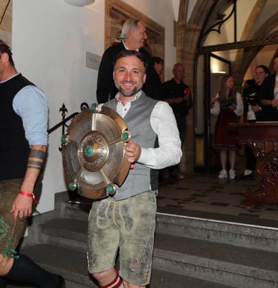 Football, Women, Bundesliga, Season 2025 2026, FC Bayern Munich, Women, Double celebration, Rathausbalkon, Marienplatz Jose Barcala, Coach FC Bayern Munich with the championship trophy in his hands