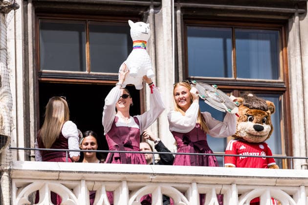 MUNICH, GERMANY - MAY 18: Sarah Zadrazil (FC Bayern Muenchen, 25) holding up the lama, Glodis Perla Viggosdottir (FC Bayern Muenchen, 4) holding up the Google Pixel Frauen Bundesliga trophy during the Meisterfeier of FC Bayern Muenchen women at Marienplatz on May 18, 2026 in Munich, Germany. Bavaria Germany Copyright: xSteffiexWunderlx