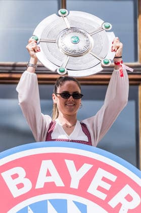 MUNICH, GERMANY - MAY 18: Sarah Zadrazil (FC Bayern Muenchen, 25) holding up the Google Pixel Frauen Bundesliga trophy during the Meisterfeier of FC Bayern Muenchen women at Marienplatz on May 18, 2026 in Munich, Germany. Bavaria Germany Copyright: xSteffiexWunderlx