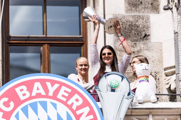 MUNICH, GERMANY - MAY 18: Jovana Damnjanovic (FC Bayern Muenchen, 9) holding up the DFB Pokal during the Meisterfeier of FC Bayern Muenchen women at Marienplatz on May 18, 2026 in Munich, Germany. Bavaria Germany Copyright: xSteffiexWunderlx