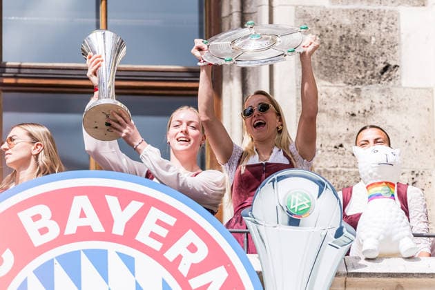 MUNICH, GERMANY - MAY 18: Alara Sehitler (FC Bayern Muenchen, 14) holding up the DFB Pokal, Giulia Gwinn (FC Bayern Muenchen, 7) holding up the Google Pixel Frauen Bundesliga trophy during the Meisterfeier of FC Bayern Muenchen women at Marienplatz on May 18, 2026 in Munich, Germany. Bavaria Germany Copyright: xSteffiexWunderlx