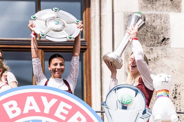 MUNICH, GERMANY - MAY 18: Arianna Caruso (FC Bayern Muenchen, 27) holding up the Google Pixel Frauen Bundesliga trophy, Franziska Kett (FC Bayern Muenchen, 20) holding up the DFB Pokal during the Meisterfeier of FC Bayern Muenchen women at Marienplatz on May 18, 2026 in Munich, Germany. Bavaria Germany Copyright: xSteffiexWunderlx