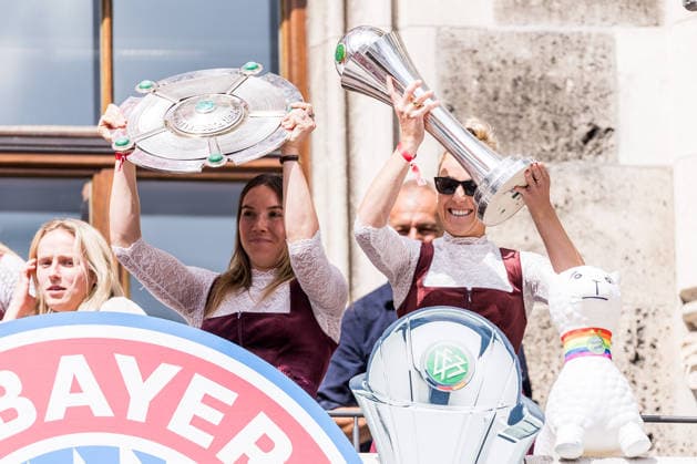MUNICH, GERMANY - MAY 18: Vanessa Gilles (FC Bayern Muenchen, 2) holding up the Google Pixel Frauen Bundesliga trophy, Carolin Simon (FC Bayern Muenchen, 30) holding up the DFB Pokal during the Meisterfeier of FC Bayern Muenchen women at Marienplatz on May 18, 2026 in Munich, Germany. Bavaria Germany Copyright: xSteffiexWunderlx