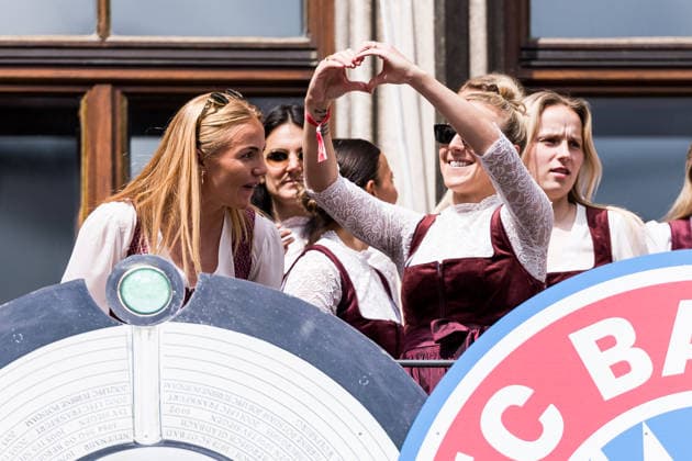 MUNICH, GERMANY - MAY 18: Carolin Simon (FC Bayern Muenchen, 30) showing a heart to the fans during the Meisterfeier of FC Bayern Muenchen women at Marienplatz on May 18, 2026 in Munich, Germany. Bavaria Germany Copyright: xSteffiexWunderlx