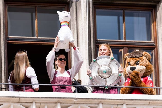 MUNICH, GERMANY - MAY 18: Sarah Zadrazil (FC Bayern Muenchen, 25) holding up the lama, Glodis Perla Viggosdottir (FC Bayern Muenchen, 4) holding up the Google Pixel Frauen Bundesliga trophy during the Meisterfeier of FC Bayern Muenchen women at Marienplatz on May 18, 2026 in Munich, Germany. Bavaria Germany Copyright: xSteffiexWunderlx