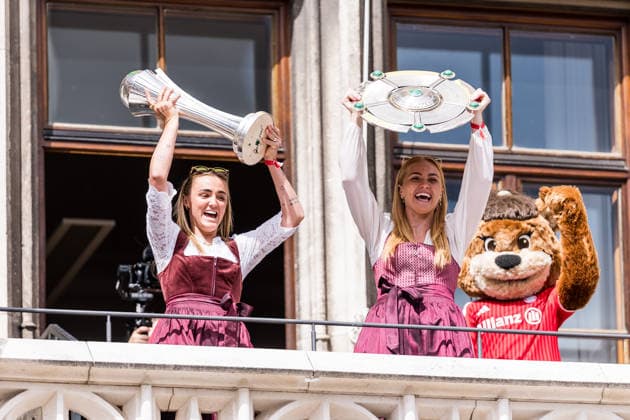 MUNICH, GERMANY - MAY 18: Georgia Stanway (FC Bayern Muenchen, 31) holding up the DFB Pokal and Glodis Perla Viggosdottir (FC Bayern Muenchen, 4) holding up the Google Pixel Frauen Bundesliga trophy during the Meisterfeier of FC Bayern Muenchen women at Marienplatz on May 18, 2026 in Munich, Germany. Bavaria Germany Copyright: xSteffiexWunderlx