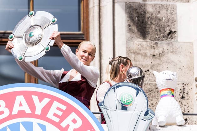 MUNICH, GERMANY - MAY 18: Pernille Harder (FC Bayern Muenchen, 21) holding up the Google Pixel Frauen Bundesliga trophy during the Meisterfeier of FC Bayern Muenchen women at Marienplatz on May 18, 2026 in Munich, Germany. Bavaria Germany Copyright: xSteffiexWunderlx