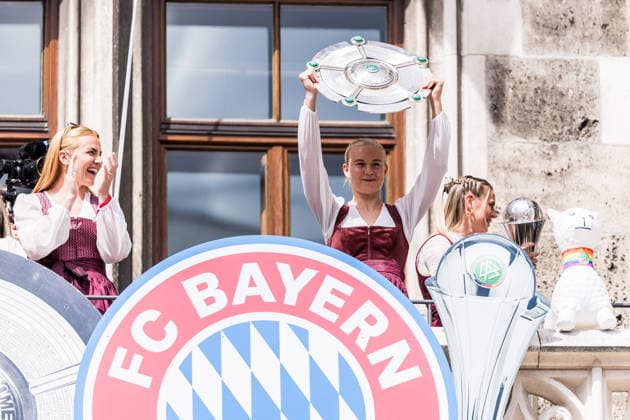 MUNICH, GERMANY - MAY 18: Pernille Harder (FC Bayern Muenchen, 21) holding up the Google Pixel Frauen Bundesliga trophy during the Meisterfeier of FC Bayern Muenchen women at Marienplatz on May 18, 2026 in Munich, Germany. Bavaria Germany Copyright: xSteffiexWunderlx