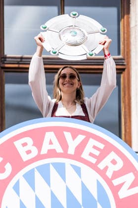 MUNICH, GERMANY - MAY 18: Katharina Naschenweng (FC Bayern Muenchen, 19) holding up the Google Pixel Frauen Bundesliga trophy during the Meisterfeier of FC Bayern Muenchen women at Marienplatz on May 18, 2026 in Munich, Germany. Bavaria Germany Copyright: xSteffiexWunderlx