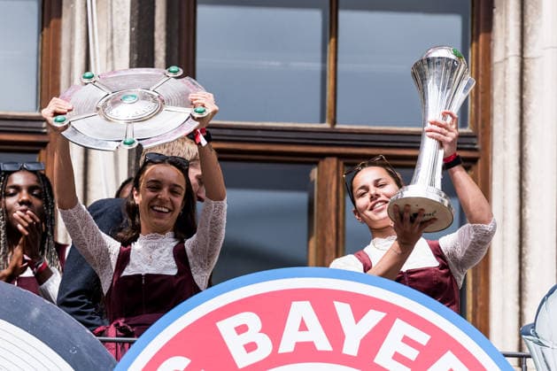 MUNICH, GERMANY - MAY 18: Natalia Padilla Bidas (FC Bayern Muenchen, 23) holding up the Google Pixel Frauen Bundesliga trophy, Lena Oberdorf (FC Bayern Muenchen, 8) holding up the DFB Pokal during the Meisterfeier of FC Bayern Muenchen women at Marienplatz on May 18, 2026 in Munich, Germany. Bavaria Germany Copyright: xSteffiexWunderlx