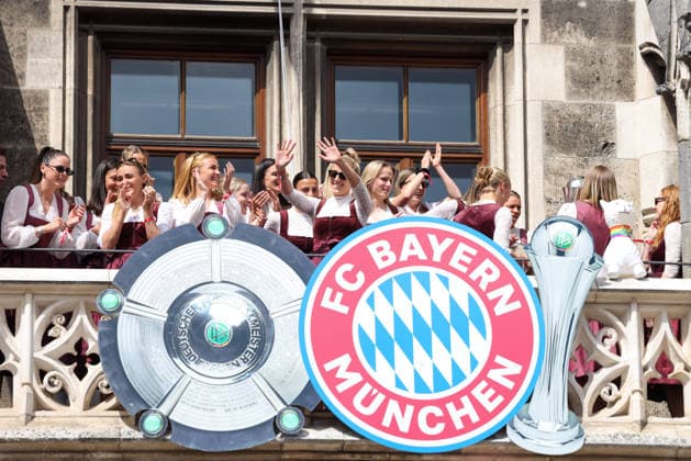The FC Bayern Muenchen womens team on the town hall balcony, GER, FC Bayern Muenchen womens reception at the town hall and championship celebration at Marienplatz, 18 05 2026, GER, FC Bayern Muenchen womens reception at the town hall and championship celebration at Marienplatz, 18 05 2026 Muenchen Copyright: xEibner-Pressefoto JennixMaulx EP_JML