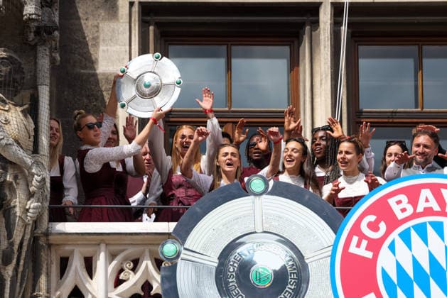 The FC Bayern Muenchen womens team on the town hall balcony, Carolin Simon FC Bayern Muenchen, 30 with the championship trophy, GER, FC Bayern Muenchen womens reception at the town hall and championship celebration at Marienplatz, 18 05 2026, GER, FC Bayern Muenchen womens reception at the town hall and championship celebration at Marienplatz, 18 05 2026 Muenchen Copyright: xEibner-Pressefoto JennixMaulx EP_JML