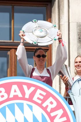 Sarah Zadrazil FC Bayern Muenchen, 25 with the championship trophy, GER, Reception of the FC Bayern Muenchen women in the town hall and championship celebration at Marienplatz, 18 05 2026, GER, Reception of the FC Bayern Muenchen women in the town hall and championship celebration at Marienplatz, 18 05 2026 Muenchen Copyright: xEibner-Pressefoto JennixMaulx EP_JML