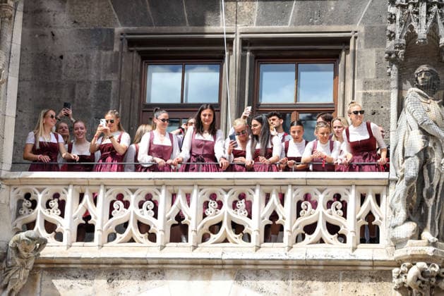 The FC Bayern Muenchen womens team on the town hall balcony, GER, FC Bayern Muenchen womens reception at the town hall and championship celebration at Marienplatz, 18 05 2026, GER, FC Bayern Muenchen womens reception at the town hall and championship celebration at Marienplatz, 18 05 2026 Muenchen Copyright: xEibner-Pressefoto JennixMaulx EP_JML