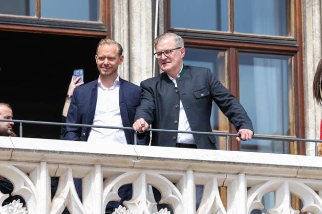 Rouven Kasper Chief Marketing and Sales Officer, FC Bayern Muenchen with Jan Christian Dreesen FC Bayern Muenchen, Chairman of the Board , GER, Reception of the FC Bayern Muenchen women in the town hall and championship celebration at Marienplatz, 18 05 2026, GER, Reception of the FC Bayern Muenchen women in the town hall and championship celebration at Marienplatz, 18 05 2026 Muenchen Copyright: xEibner-Pressefoto JennixMaulx EP_JML