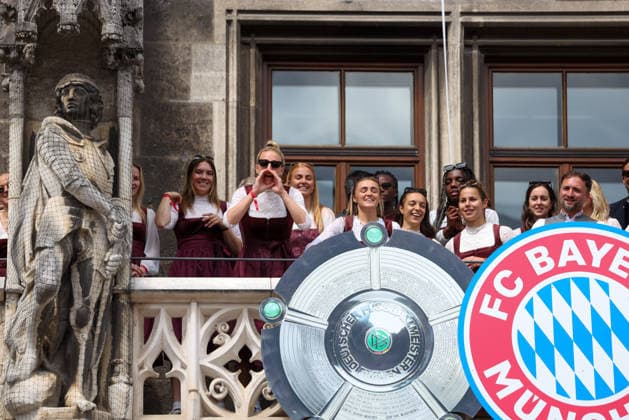 The FC Bayern Muenchen womens team on the town hall balcony, Carolin Simon FC Bayern Muenchen, 30 sings with Georgia Stanway FC Bayern Muenchen, 31 , GER, FC Bayern Muenchen womens reception at the town hall and championship celebration at Marienplatz, 18 05 2026, GER, FC Bayern Muenchen womens reception at the town hall and championship celebration at Marienplatz, 18 05 2026 Muenchen Copyright: xEibner-Pressefoto JennixMaulx EP_JML
