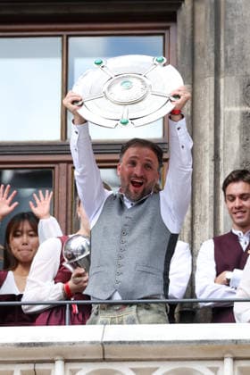 Jose Barcala (FC Bayern Muenchen, Chef-Trainer) mit der Meisterschale, GER, Empfang der FC Bayern Muenchen Frauen im Rathaus und Meisterfeier am Marienplatz, 18.05.2026, GER, Empfang der FC Bayern Muenchen Frauen im Rathaus und Meisterfeier am Marienplatz, 18.05.2026 Muenchen *** Jose Barcala FC Bayern Muenchen, head coach with the championship trophy, GER, Reception of the FC Bayern Muenchen women in the town hall and championship celebration at Marienplatz, 18 05 2026, GER, Reception of the FC Bayern Muenchen women in the town hall and championship celebration at Marienplatz, 18 05 2026 Muenchen Copyright: xEibner-Pressefoto JennixMaulx EP_JML