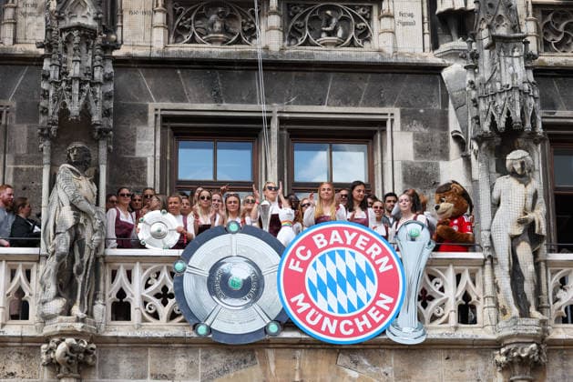The FC Bayern Muenchen womens team on the town hall balcony, GER, FC Bayern Muenchen womens reception at the town hall and championship celebration at Marienplatz, 18 05 2026, GER, FC Bayern Muenchen womens reception at the town hall and championship celebration at Marienplatz, 18 05 2026 Muenchen Copyright: xEibner-Pressefoto JennixMaulx EP_JML